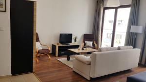 Telewizja i/lub zestaw kina domowego w obiekcie Apt with 6 single beds