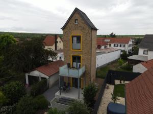 ein Haus mit einem gelben Fenster auf der Seite in der Unterkunft Station1 in Westhofen