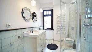 Kúpeľňa v ubytovaní Apartamenty EverySky Szklarska Poręba - 1 go Maja 13 + 31 fotografií
