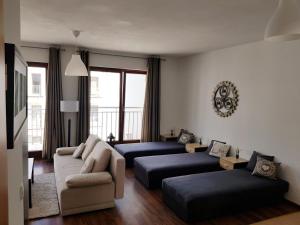 salon z dwoma łóżkami i kanapą w obiekcie Apt with 6 single beds w Świnoujściu