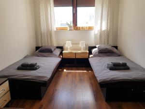 Łóżko lub łóżka w pokoju w obiekcie Apt with 6 single beds