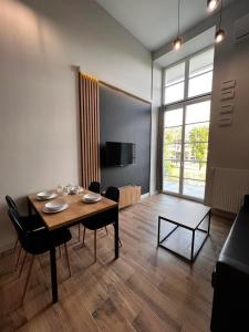 Televízia a/alebo spoločenská miestnosť v ubytovaní Property Apart - plac Jana Pawla II Centrum