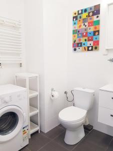 łazienka z toaletą i pralką w obiekcie Apt with 6 single beds w Świnoujściu
