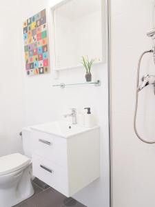 biała łazienka z toaletą i umywalką w obiekcie Apt with 6 single beds w Świnoujściu +13 zdjęć