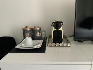 EXECUTIVE SINGLE ROOM WITH EN-SUITE in GUEST HOUSE CITY CENTRE咖啡機或泡茶用具