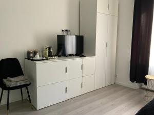 Kuchyň nebo kuchyňský kout v ubytování EXECUTIVE SINGLE ROOM WITH EN-SUITE in GUEST HOUSE CITY CENTRE