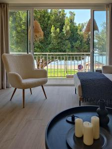 sala de estar con sofá, silla y mesa en Malaga stylish beach apartments, en Málaga