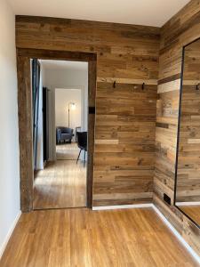 イェシュテッテンにあるStadtvilla mit Poolの木製の壁の客室で、スライドドアが付いています。
