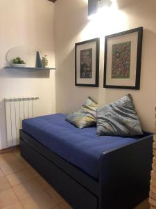 um quarto com uma cama com lençóis azuis e duas almofadas em La Casina di Tonia em Terracina