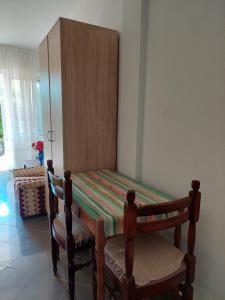 una mesa de madera con 2 sillas en una habitación en Apartments Ivana, en Ulcinj
