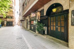 una calle vacía en una ciudad con un edificio en Precioso Apartamento en el Centro de Granada, en Granada