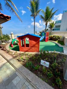un parco giochi con casetta e scivolo di Vista Mar - Resort Carioca - WIFI 500Mb a Rio de Janeiro