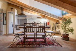 - une cuisine et une salle à manger avec une table et des chaises dans l'établissement Palazzo Salem M1 Roof Garden, à Trieste