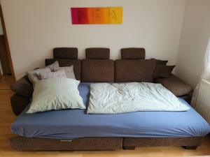 Säng eller sängar i ett rum på Ferienwohnung Sonnenschein