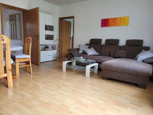 - un salon avec un canapé et une table dans l'établissement Ferienwohnung Sonnenschein, à Obernkirchen