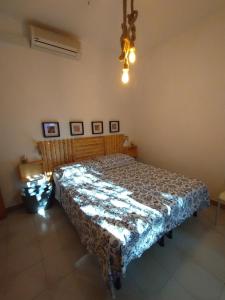sypialnia z łóżkiem w pokoju w obiekcie casa luisa3br w mieście Cala Gonone