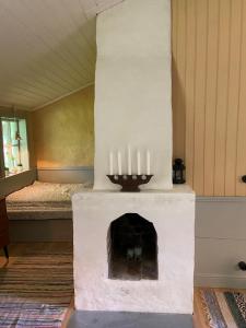 um quarto com lareira e velas em Linhagen Gård em Säffle