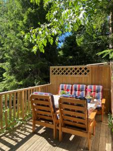 un patio con 2 sillas y una mesa en una terraza en Linhagen Gård, en Säffle