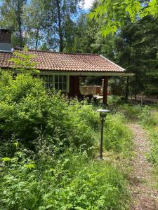 a small house in the middle of a field at Linhagen Gård in Säffle