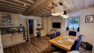 uma cozinha e sala de jantar com mesa e cadeiras em Rent a Radl em Trebesing