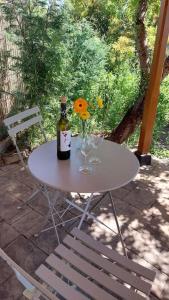 una mesa con una botella de vino y dos copas en Casita El Parral II, en Puntagorda