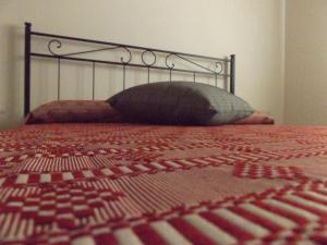 A bed or beds in a room at Echoes of Pleasure