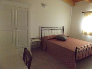 A bed or beds in a room at Echoes of Pleasure