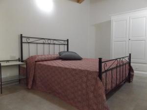 A bed or beds in a room at Echoes of Pleasure