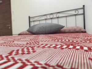 A bed or beds in a room at Echoes of Pleasure