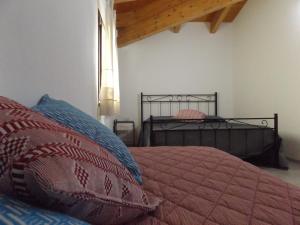 A bed or beds in a room at Echoes of Pleasure