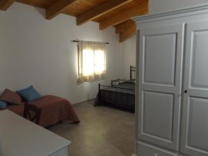 A bed or beds in a room at Echoes of Pleasure