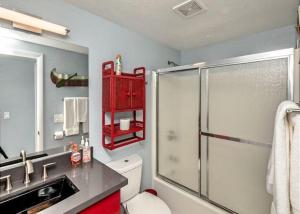 um banheiro com chuveiro, pia e vaso sanitário em RIVERFRONT RUBY RED HOME WITH PRIVATE DOCK em Bullhead City
