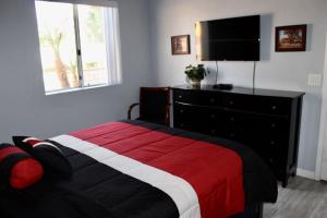 Uma cama ou camas num quarto em RIVERFRONT RUBY RED HOME WITH PRIVATE DOCK