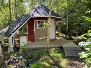 a tiny house in the middle of the woods at Linhagen Gård in Säffle