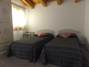 A bed or beds in a room at Echoes of Pleasure