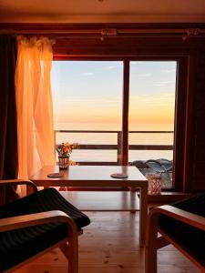 una camera con una grande finestra con vista sull'oceano di Jūras Pērle a Tūja