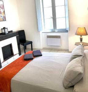 - une chambre avec un grand lit et 2 serviettes dans l'établissement APPARTEMENT PROCHE CITÈ MEDIEVALE 4 pers, à Carcassonne