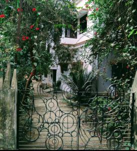 Κήπος έξω από το RNR Homestay Santiniketan