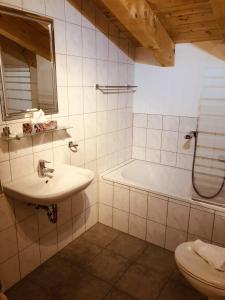 alpsrental Apartments Freja Obertauern في اوبرتاورن: حمام مع حوض وحوض استحمام