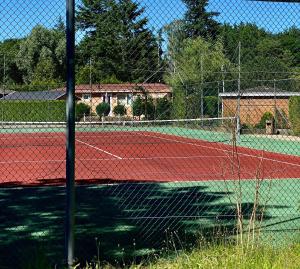 una pista de tenis es vista a través de una valla en Boslaanhuisje en Harderwijk