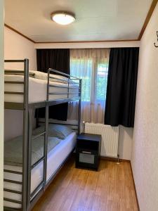 Łóżko lub łóżka piętrowe w pokoju w obiekcie Boslaanhuisje
