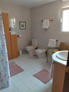 łazienka z toaletą i umywalką w obiekcie Casa Zawadi w mieście Mijas +10 zdjęć