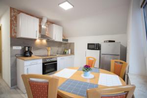 Kuchyň nebo kuchyňský kout v ubytování APARTMAJI HUBI + 6 fotografií