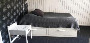 - une chambre avec un lit avec un cadre de lit blanc et une table dans l'établissement Rum på Näset 42 i Äppelbo Vansbro, à Äppelbo