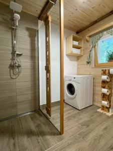 lavadero con lavadora y ducha en Apartma Korošec en Srednja Vas v Bohinju