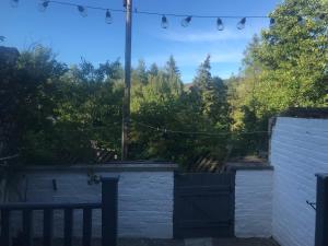 un patio con vista, panca e luci di Riverwood Cottage Stanhope a Stanhope