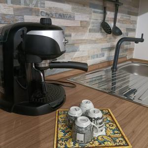 Příslušenství pro přípravu čaje a kávy v ubytování Antico Cortile