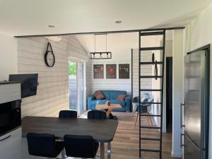 a kitchen and living room with a table and chairs at Bienvenue chez Oslo in Biscarrosse