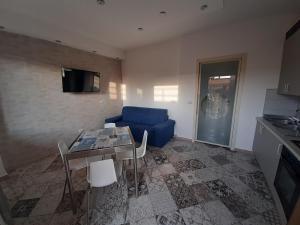 a living room with a blue couch and a table at Terra di mare apartment & management in Zambrone