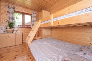 Posteľ alebo postele v izbe v ubytovaní Domki nad morzem U Sevilli Darłowo Darłówko